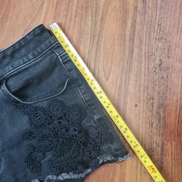 American Eagle Hi-Rise Shortie Lace Embroidery Black Denim Shorts Women's 10 - Picture 11 of 14
